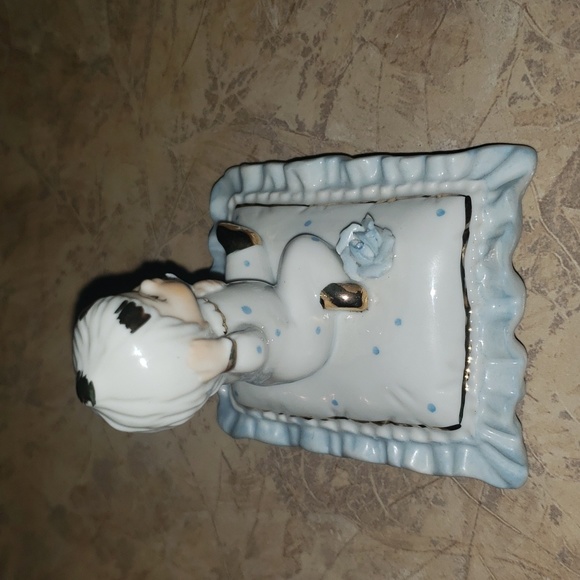Vintage nursery gift, baby boy on cushion,  porcelain figurine - Picture 4 of 5